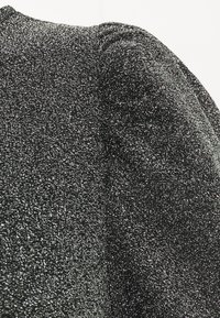 Schwarzer strukturierter Stoff mit glitzerndem Finish, ausgestattet mit einem gerafften Puffärmeldetail, Nahaufnahme, die den funkelnden Effekt des Stoffes hervorhebt.