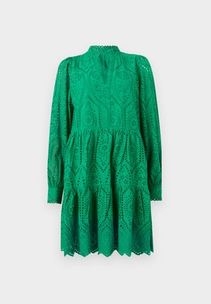 Rochie verde din broderie engleză cu mâneci lungi, tiv plisat și decolteu în formă de cheie. Prezintă tipare intricate decupate și margini ondulate.