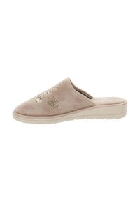 Pantofole beige senza chiusura realizzate in materiale morbido con una superficie testurizzata e dettagli decorativi in oro sulla parte superiore. Suola piatta.