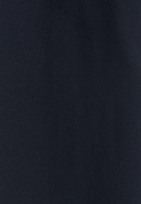 Tessuto strutturato blu navy scuro con un motivo tessuto sottile e una finitura opaca.
