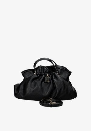 Borsa a mano in pelle nera con un design a cima arricciata, superficie testurizzata, due manici, una tracolla staccabile e un piccolo lucchetto decorativo.