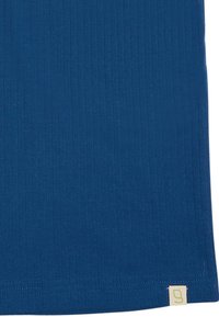 Tessuto a costine blu con una texture liscia. Include un piccolo etichetta con un numero nove verde vicino all'orlo inferiore.