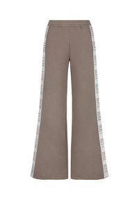 Brede sweatpants in een gedempte bruine tint, gemaakt van zacht materiaal, met witte zijstrepen waarop het woord "BLAU" in een herhalend patroon staat.