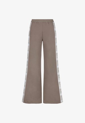 Szerokie dresy w stonowanym brązowym odcieniu, uszyte z miękkiego materiału, z białymi paskami po bokach, na których regularnie powtarza się napis "BLAU".