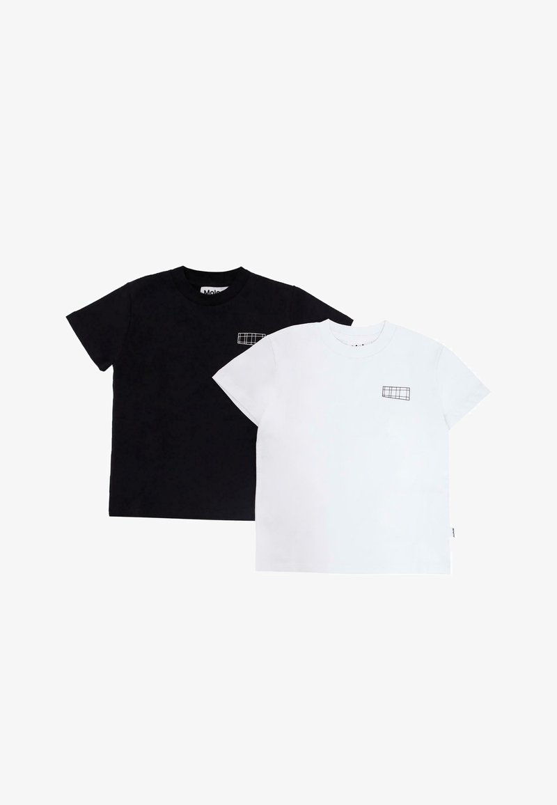 Twee T-shirts met korte mouwen in zwart en wit katoen. Beide hebben een kleine lijntekening van een zakontwerp op de linkerborst.