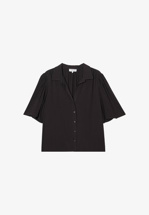Czarna bluzka z krótkim rękawem z przodu na guziki, z szerokim kołnierzem oraz lekko marszczonymi detalami na ramionach i rękawach.