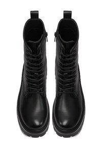 Stivali alla caviglia in pelle nera con allacciatura frontale, zip laterale e suola spessa. Presentano una texture liscia e un design minimalista.