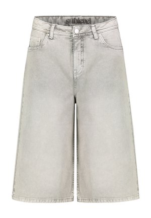 Hellgraue Jeans-Shorts knielang mit vorderer Knopfleiste, Reißverschluss, Gürtelschlaufen und Seitentaschen.