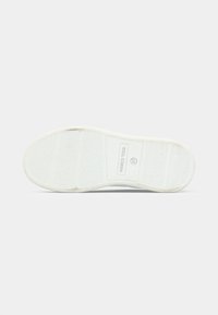 Λευκή σόλα παπουτσιού από καουτσούκ με υφή σε σχέδιο ψαροκόκαλο, με ανάγλυφο λογότυπο της μάρκας και λεπτομέρειες μεγέθους. Επίπεδες και λείες άκρες.