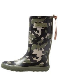 Camouflaged rubber regenlaars met groene, zwarte en beige patronen, textuurzool, ronde neus en een gripstrip met merknaam aan de zijkant.