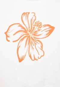 Witte stof met een oranje bloemenpatroon, dat een hibiscusbloem afbeeldt met gedetailleerde bloemblaadjes en een cluster van ronde meeldraden.