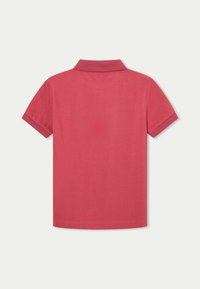 Rotes Poloshirt mit kurzen Ärmeln, klassischem Kragen, einfarbig mit glatter Textur und kontrastierender Farbe am Kragen und den Ärmeln.