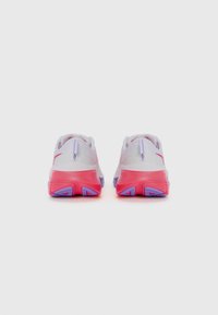 Sportliche Schuhe mit einem oberen Teil in Weiß und Hellgrau, pinken und lila Gummisohlen sowie einer Zuglasche hinten für ein einfaches Anziehen.