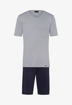 Graues V-Ausschnitt-T-Shirt mit kurzen Ärmeln und einer Brusttasche, kombiniert mit marineblauen Shorts, aus weichem Stoff, mit lockerer Passform.