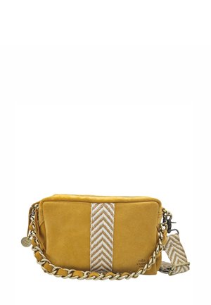 Sac à bandoulière en suede jaune moutarde avec une bande en tissu chevron et des accents en chaîne dorée. Comprend une fermeture zippée et une sangle réglable.