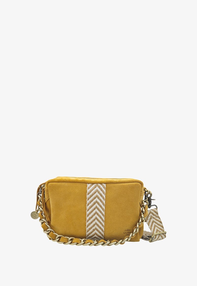 Sac à bandoulière en suede jaune moutarde avec une bande en tissu chevron et des accents en chaîne dorée. Comprend une fermeture zippée et une sangle réglable.