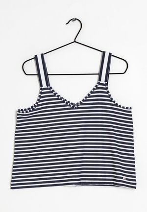 Marineblaue und weiße gestreifte Tanktop mit breiten Trägern, V-Ausschnitt und angenähten Akzenten, aufgehängt an einem schwarzen Metallbügel.