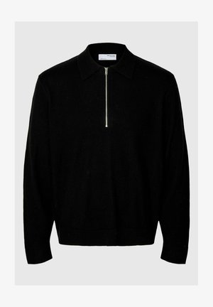 Must musträkk, millel on krae ja eesne lukuga, valmistatud pehmest kangast. Omab pikki varrukaid ja ribaga äärist.