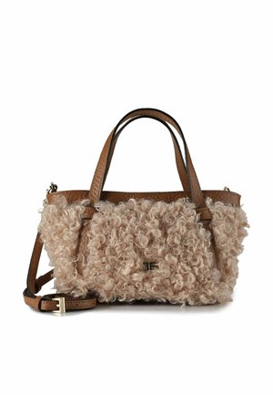Sac beige texturé avec fausse fourrure bouclée et accents en cuir marron. Deux poignées supérieures et une bandoulière amovible pour plus de polyvalence.