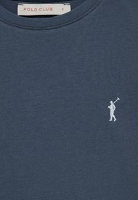 Marinblå kortärmad polo med en vit broderad golfikon på vänster bröst, med en mjuk bomullstextur.