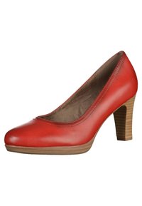 Escarpin pour femme en cuir rouge avec bout arrondi, petit plateau et talon en bloc de bois empilé sur fond blanc.