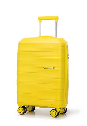 Gele harde koffer met een gladde textuur, horizontale groeven, een uittrekbare handgreep en vier gele wielen voor mobiliteit.