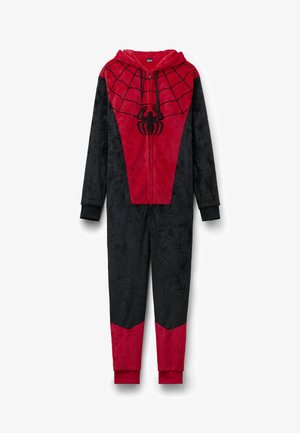 Combinaison en polaire rouge et noire avec capuche, arborant un motif de toile d'araignée et un logo d'araignée sur la poitrine. Poignets et accents sur le bas des jambes en rouge.