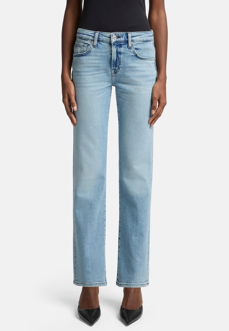 Jeans in denim azzurro chiaro con taglio dritto, dotati di chiusura a bottoni, due tasche anteriori e dettagli sbiaditi sottili.