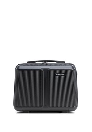 Czarna twarda aktówka z pionowymi żłobieniami, górnym uchwytem, zamkiem błyskawicznym oraz logo „WITTCHEN” na przednim panelu.
