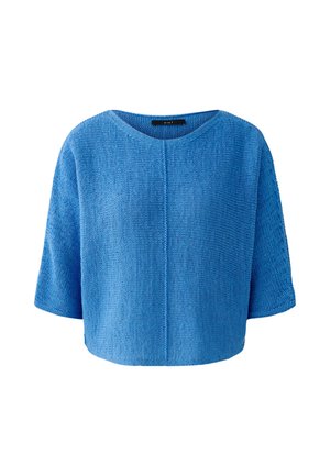 Pull en maille bleu avec de larges manches courtes et un col rond, comportant une couture verticale centrale à l'avant.
