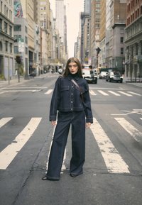 Veste courte en jean taupe avec fermeture boutons
