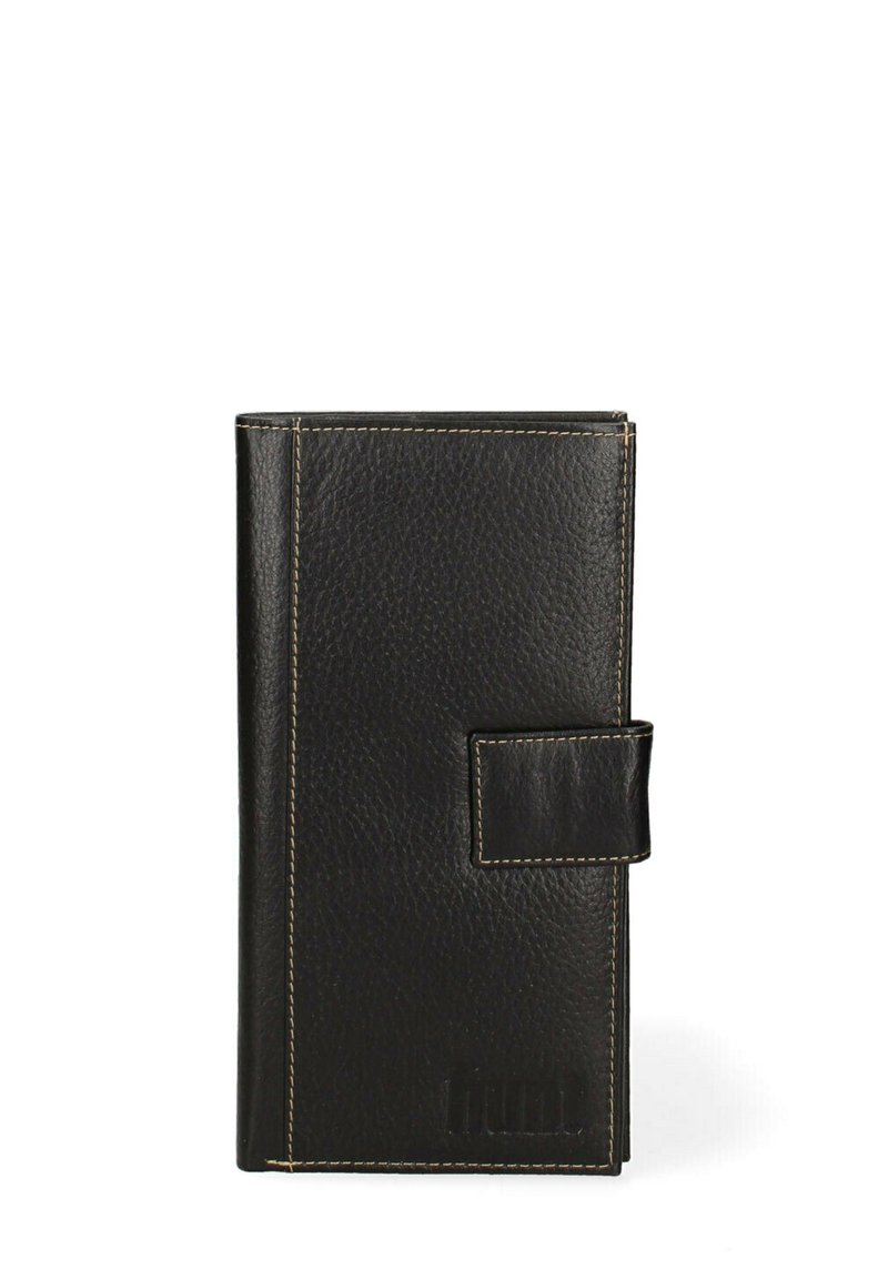 Portafoglio in pelle nera con superficie texture, cuciture in evidenza, forma rettangolare e chiusura a pattina con una piccola fettuccia.