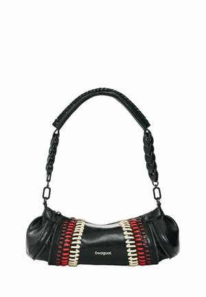 Schwarze Ledertasche mit roten und beigefarbenen gewebten Akzenten, Reißverschlussdetails an den Seiten und einem dicken Ketten-Schulterriemen.