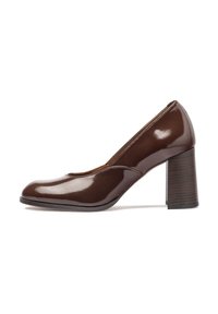 Escarpin en cuir verni marron avec un bout arrondi et un talon épais et texturé. Présente une finition lisse et de subtils détails de couture.