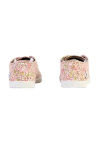 Sneakers in tela con motivo floreale in rosa, giallo e bianco, dotati di suola e tacco in gomma bianca. Presentano bordi arrotondati e cuciture visibili.