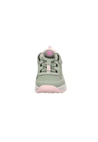 Chaussure de sport verte avec une finition texturée, dotée d'accents roses, d'un système de laçage BOA et d'une semelle en caoutchouc. Design à bout arrondi.