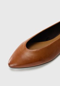 Tamaris Bailarinas con hebilla - cognac