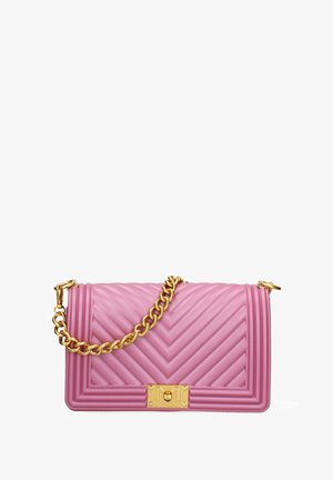 Sac à main en cuir matelassé rose avec un motif en chevrons, doté d'une chaîne dorée et d'une fermeture rectangulaire en métal doré.