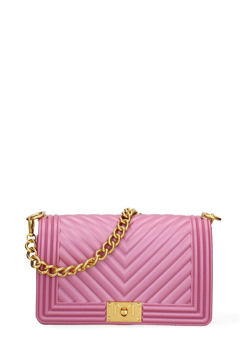 Borsa a tracolla in pelle trapuntata rosa con un motivo a spina di pesce, dotata di una tracolla in catena dorata e un fermo rettangolare in oro.