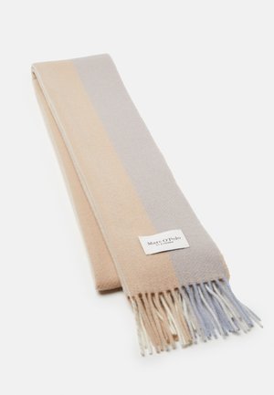 Écharpe douce en laine avec des rayures beige et gris clair, extrémités frangées, et une étiquette de marque Marc O'Polo visible.