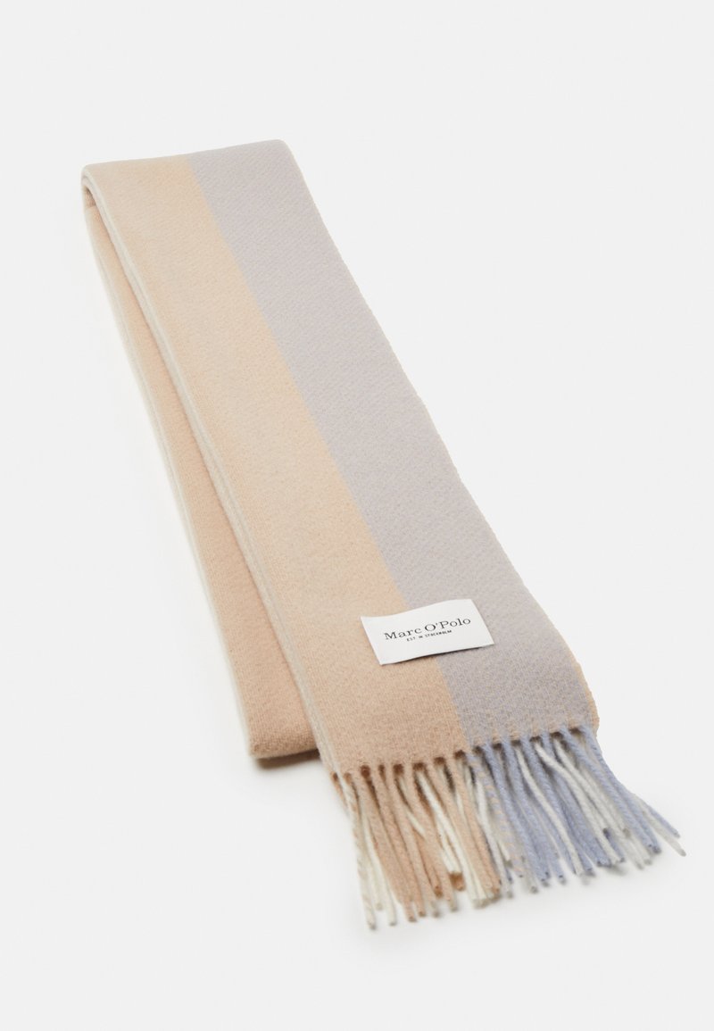 Écharpe douce en laine avec des rayures beige et gris clair, extrémités frangées, et une étiquette de marque Marc O'Polo visible.
