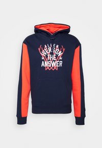 Felpa con cappuccio blu navy con accenti arancioni sulle maniche e sul cappuccio, caratterizzata da una grafica frontale con il testo "ALLEN IVERSON THE ANSWER", tasca a canguro e cordino.