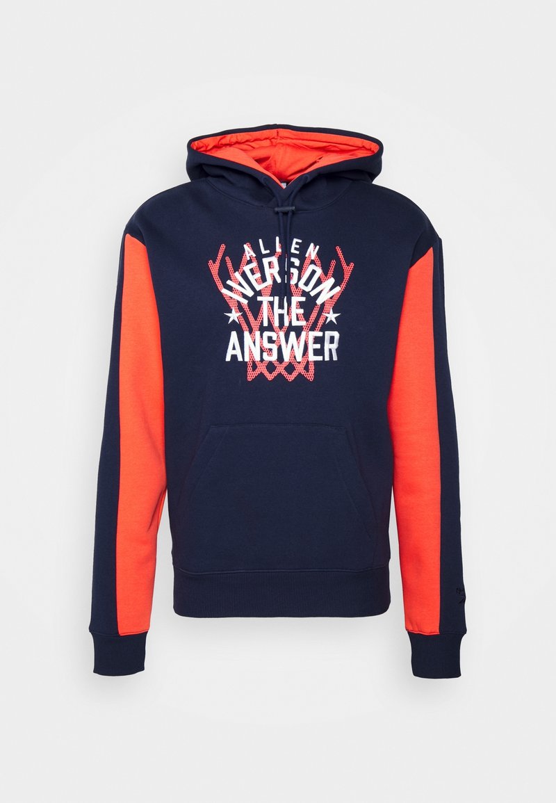 Felpa con cappuccio blu navy con accenti arancioni sulle maniche e sul cappuccio, caratterizzata da una grafica frontale con il testo "ALLEN IVERSON THE ANSWER", tasca a canguro e cordino.