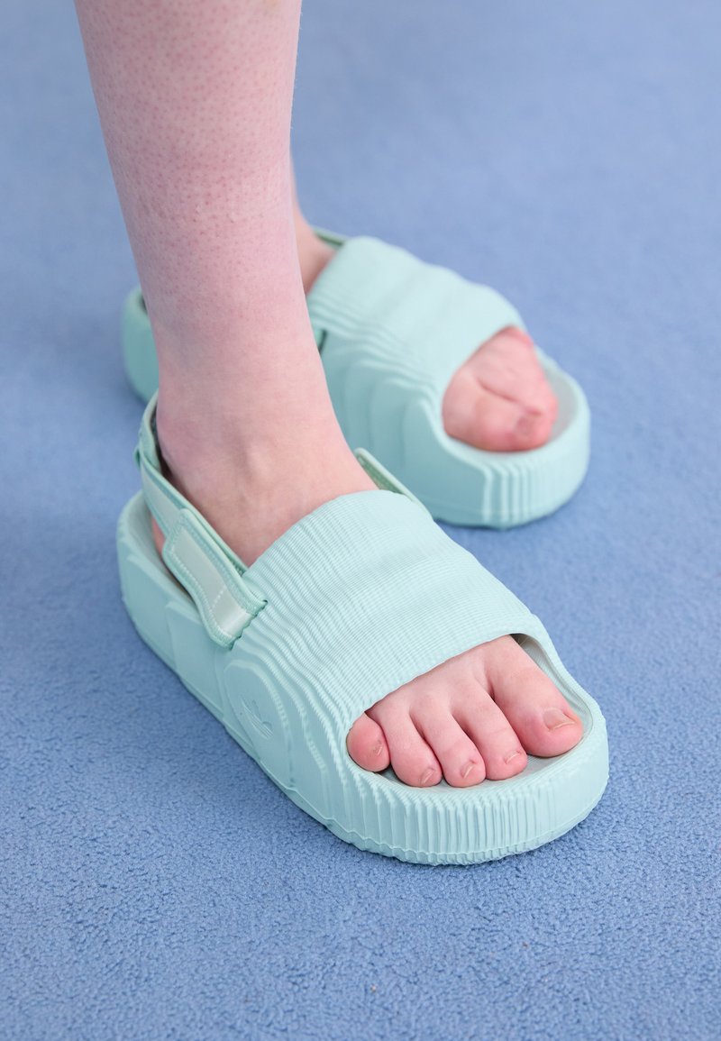 adidas Originals Sandalen met plateauzool lichtgroen adidas Originals Sandalen met plateauzool lichtgroen