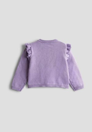 Lavendel gestrickter Pullover mit Rüschendetails an den Schultern, rundem Halsausschnitt und gerippten Bündchen. Weicher Stoff und figurbetontes Design.