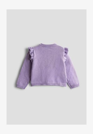 Liliowy sweter dzianinowy z falbaniastymi akcentami na ramionach, okrągłym dekoltem i prążkowanymi mankietami. Miękka tekstura i dopasowany krój.