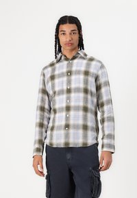 Camisa de cuadros de manga larga en tonos verdes, azules y blancos, con cuello abotonado y cierre frontal de botones, hecha de una tela texturizada.