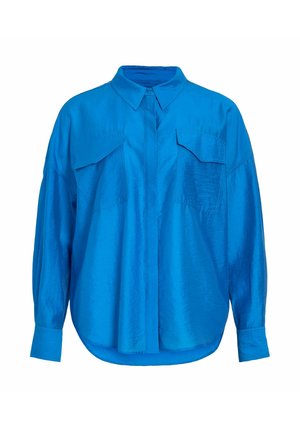 Lys blå, langermet skjorte med knapper, krage, to frontlommer med klaff, og løs passform.