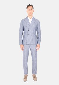 Abito doppiopetto di colore azzurro chiaro con sottili righe verticali. Realizzato in tessuto testurizzato. Include due tasche frontali e bottoni rotondi.