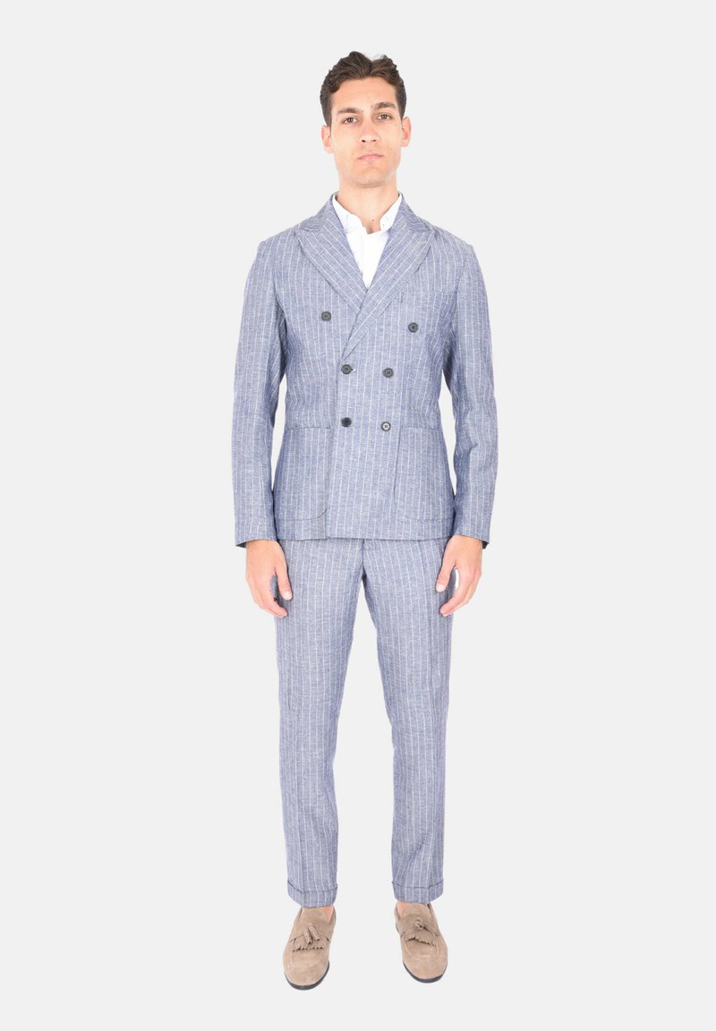 Abito doppiopetto di colore azzurro chiaro con sottili righe verticali. Realizzato in tessuto testurizzato. Include due tasche frontali e bottoni rotondi.